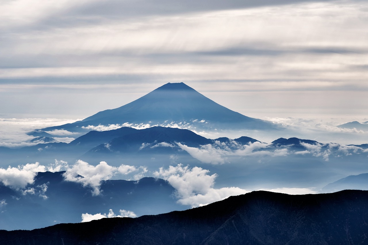 日本富士山喷发最新消息2023，影响及应对策略揭秘