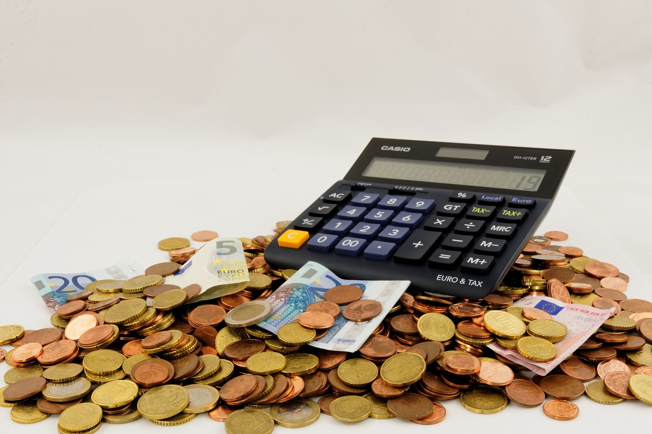 企业退休职工养老金上调最新动态，养老金调整方案及影响分析