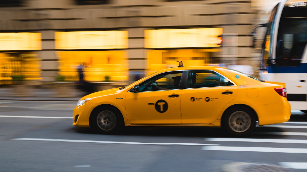 吉利最新轿车，创新设计、智能科技与环保理念的完美融合亮相街头