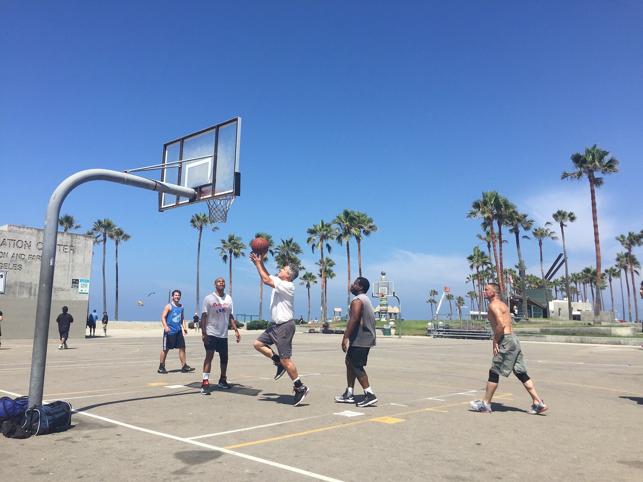 最新NBA比赛热血激战，英雄辈出，赛场争霸战！