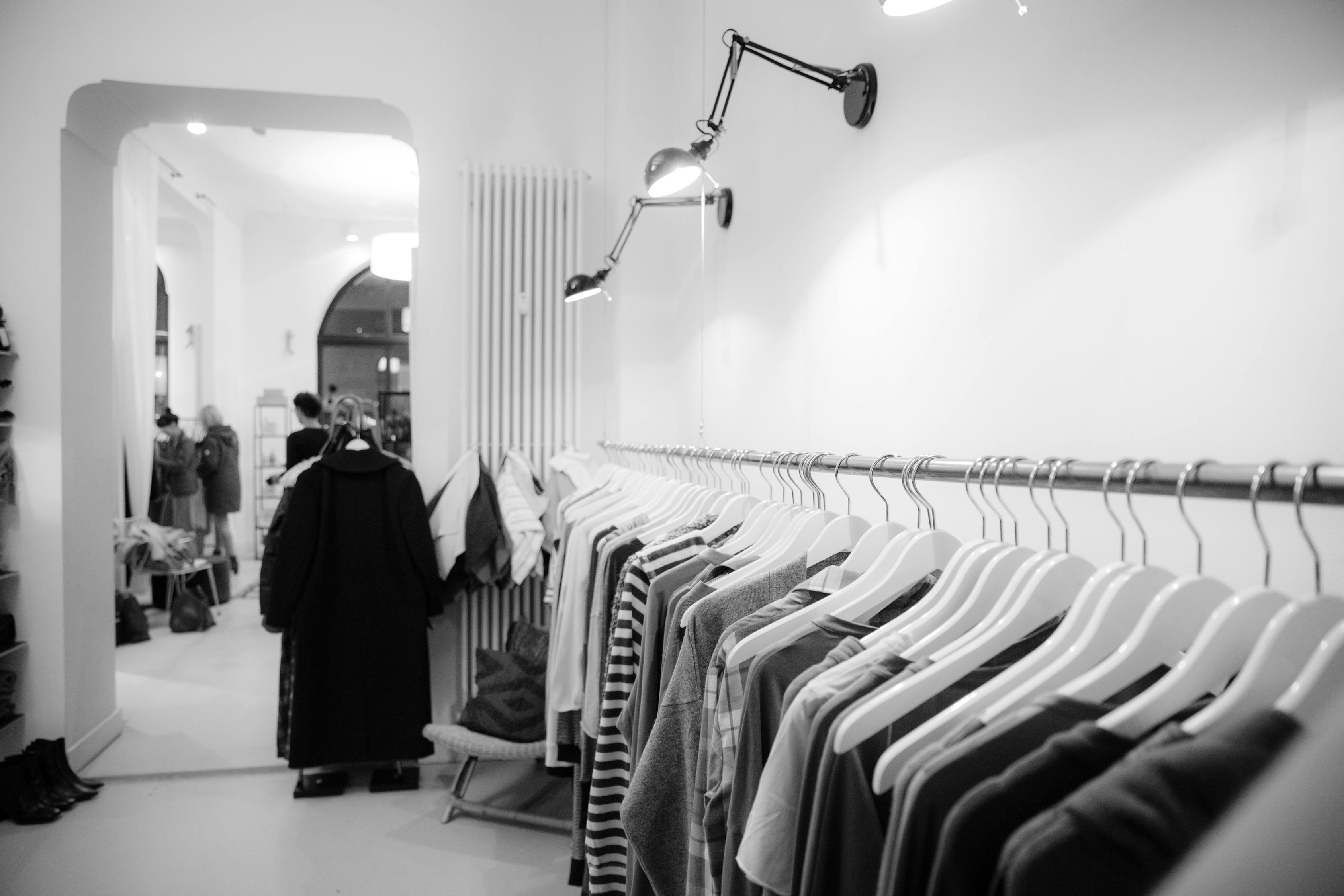 最新男装店货架，时尚与个性的展示舞台
