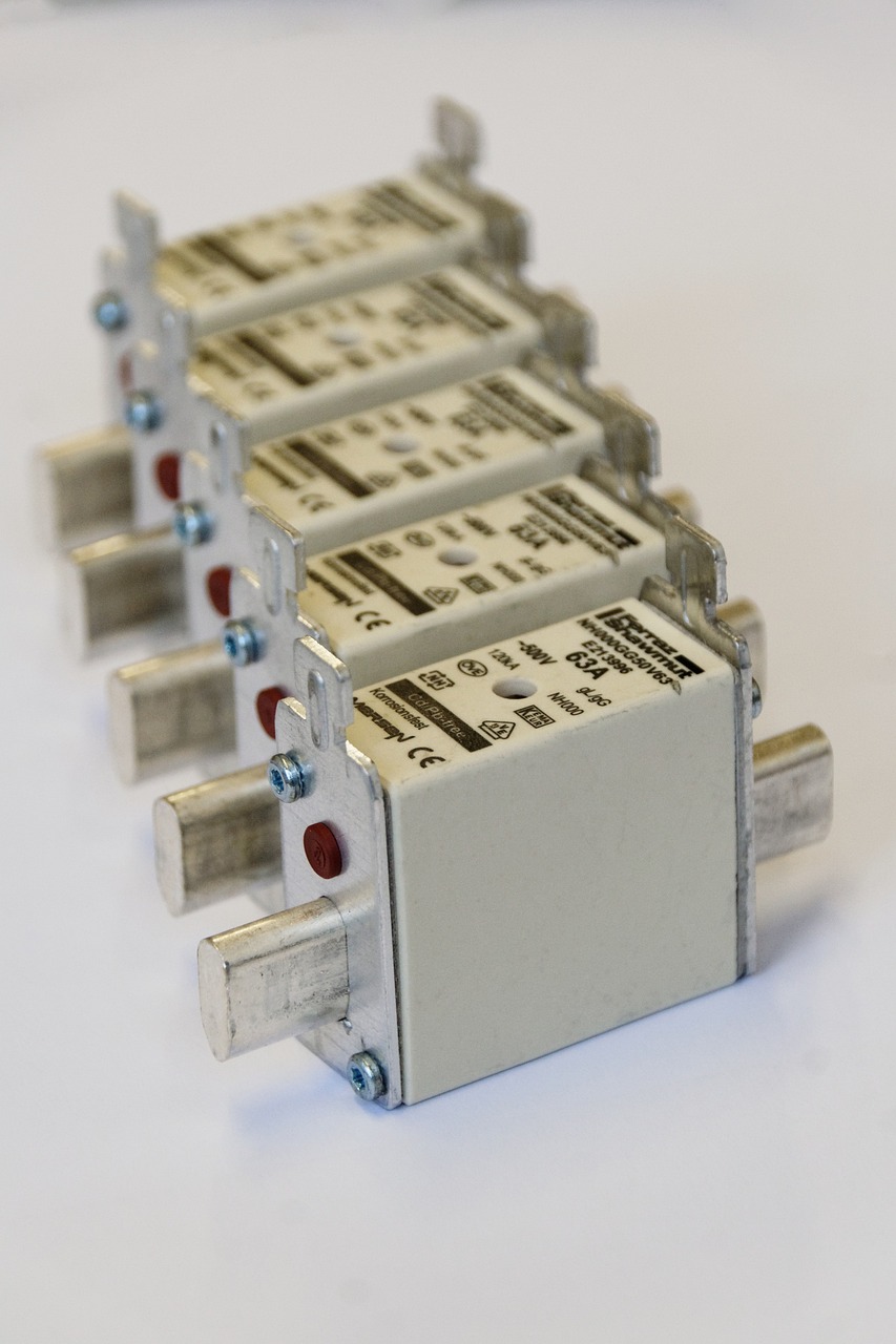 LM1036电压调节器，原理、应用与性能解析