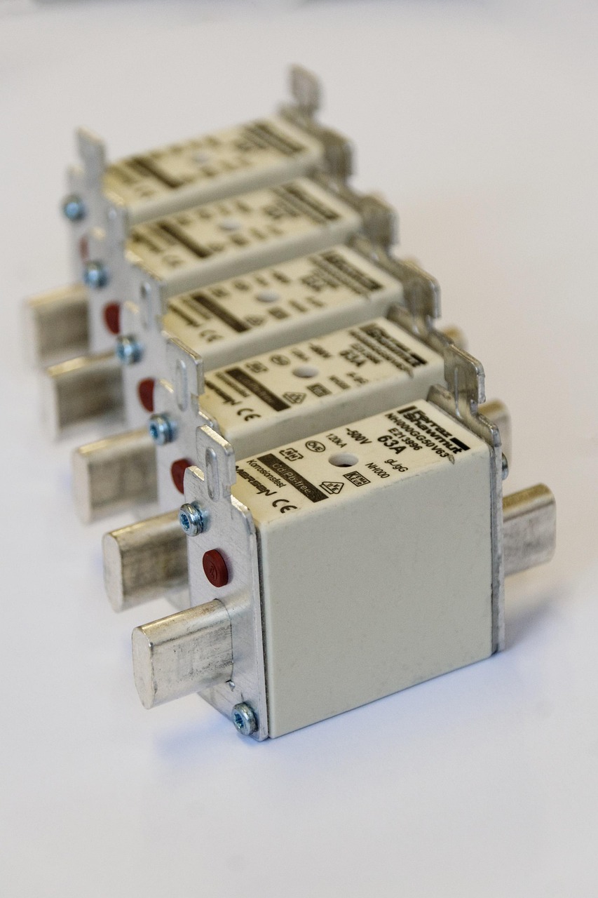 LM49810电压调节器，性能、应用与调节解析