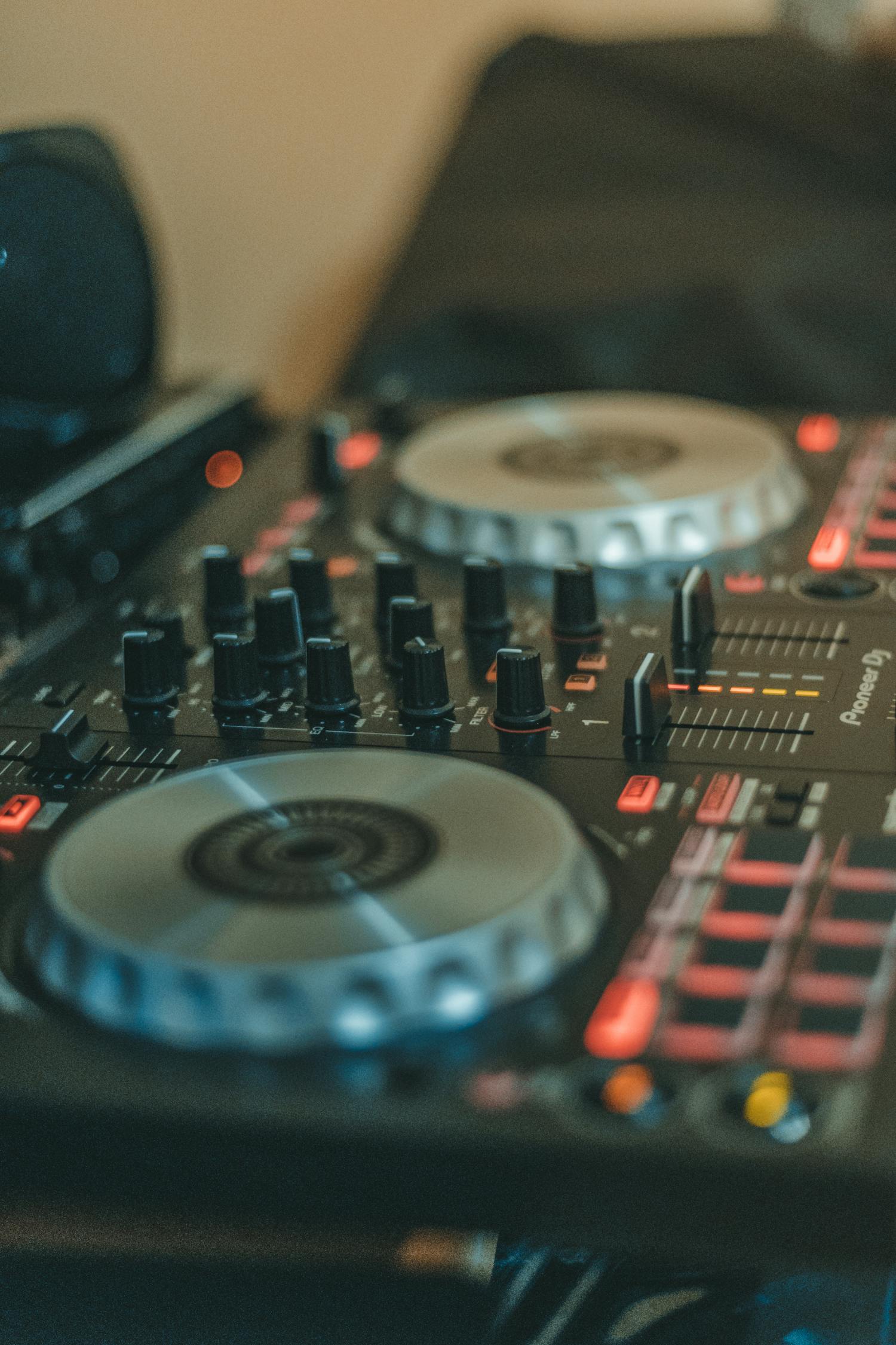 胆电容与贴片电容,电子领域的两大核心元件介绍