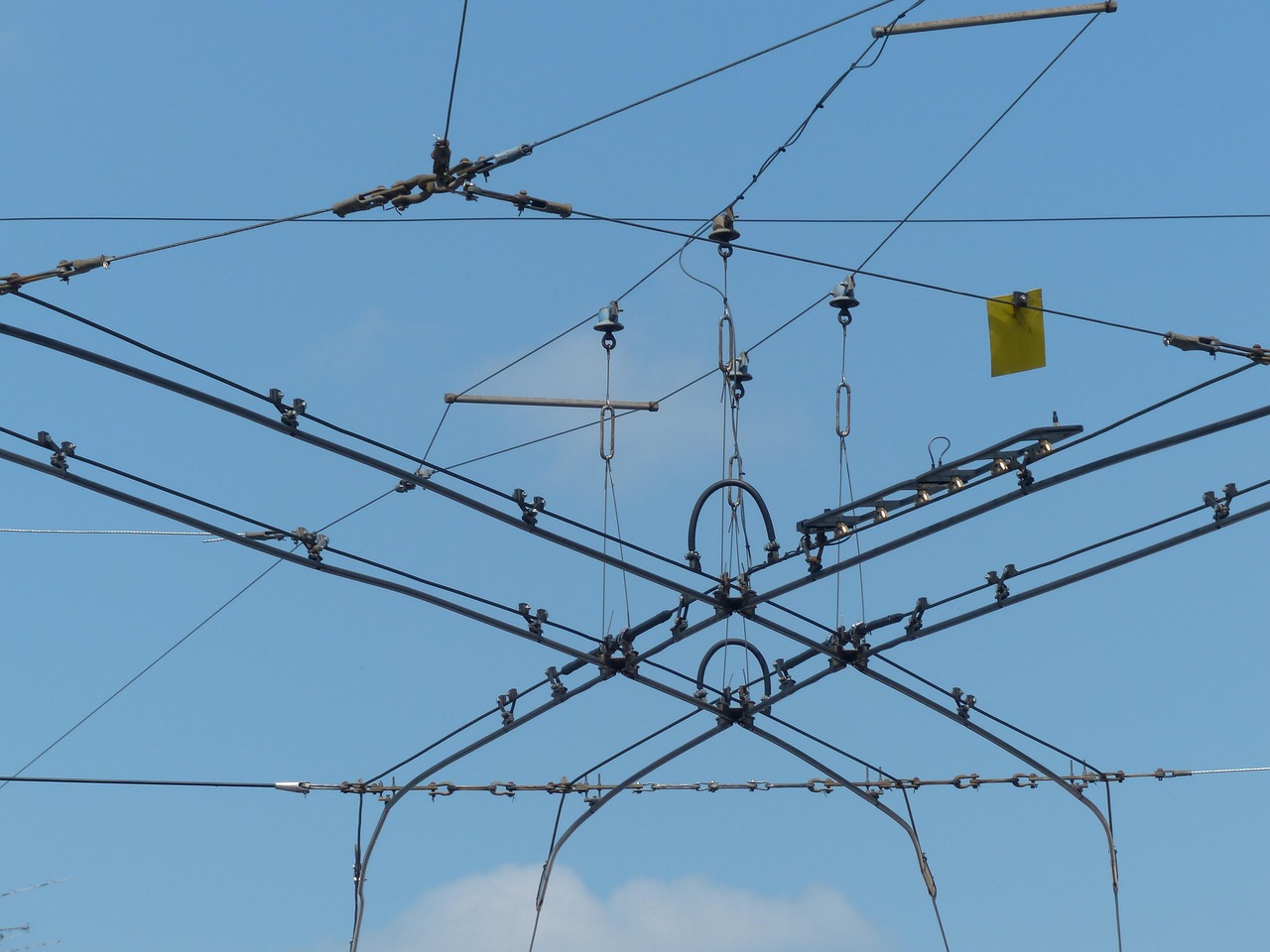 电现象解析，电子伏特与电压的探讨