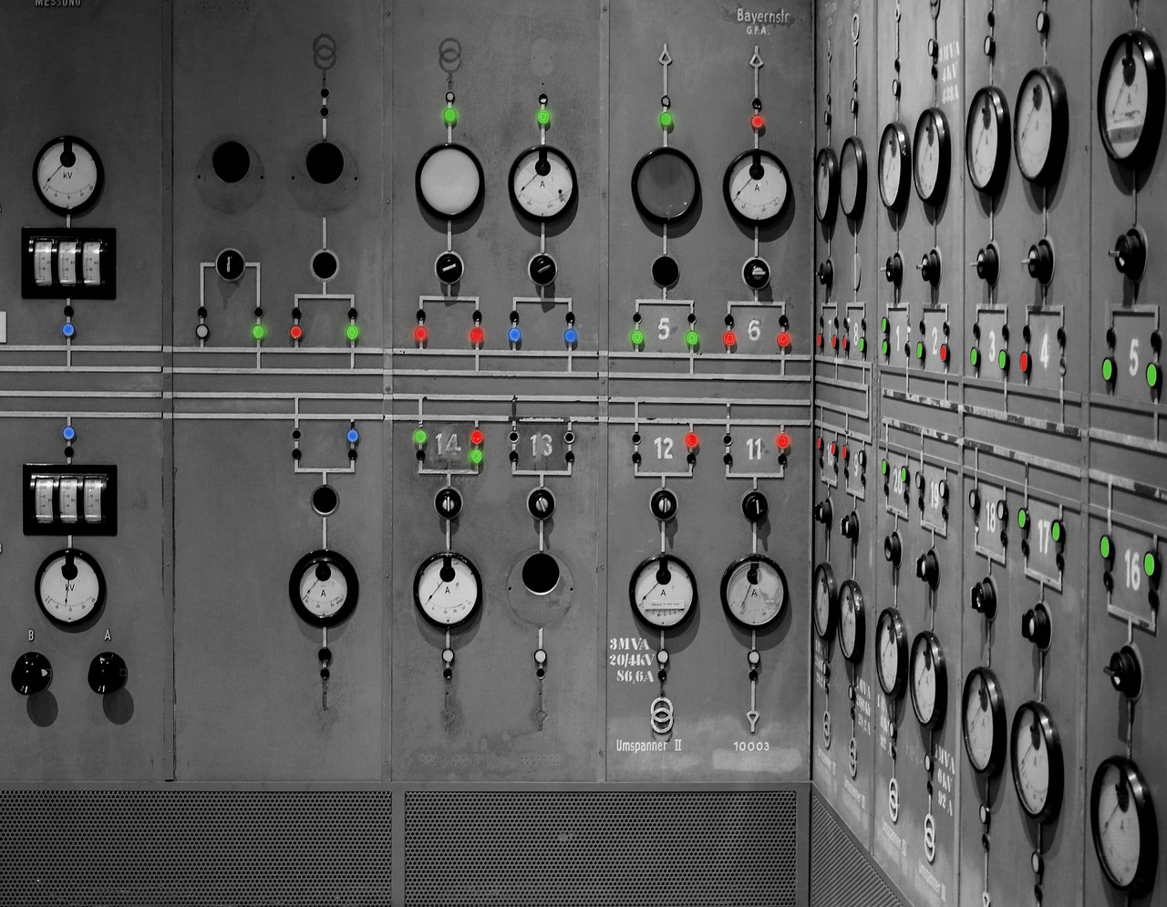 三极管控制电压，电子世界中的核心要素