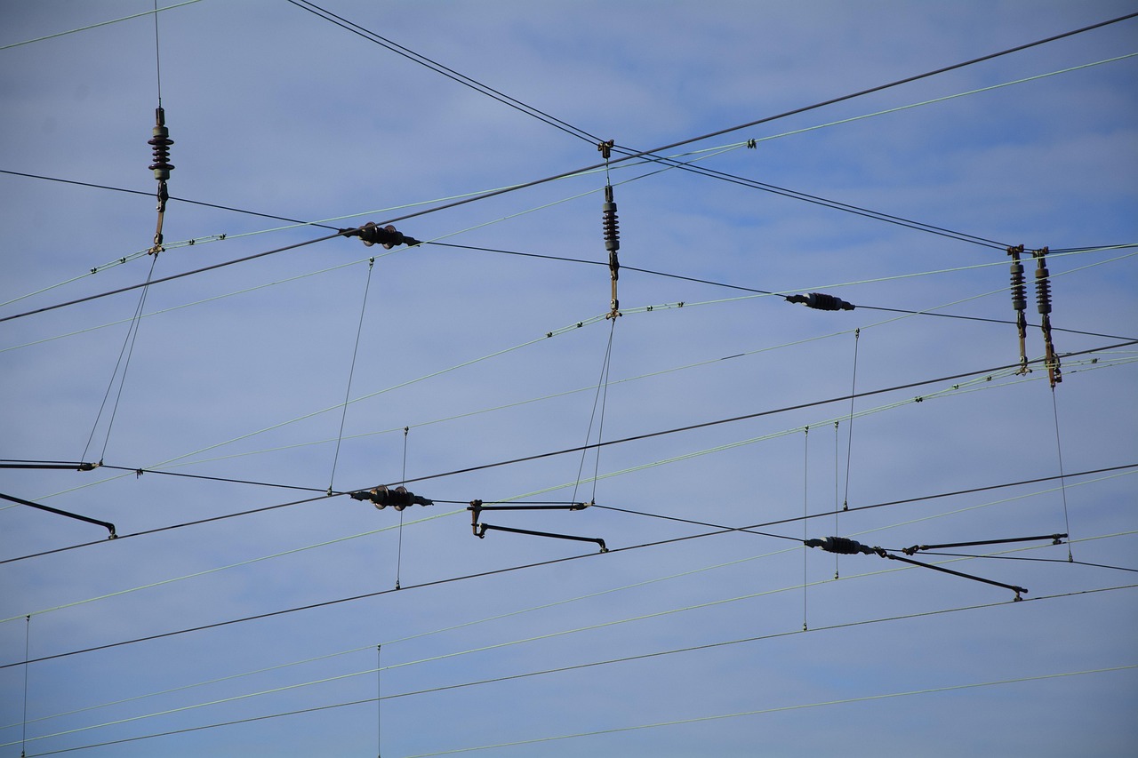 四路电压比较器原理及应用概述