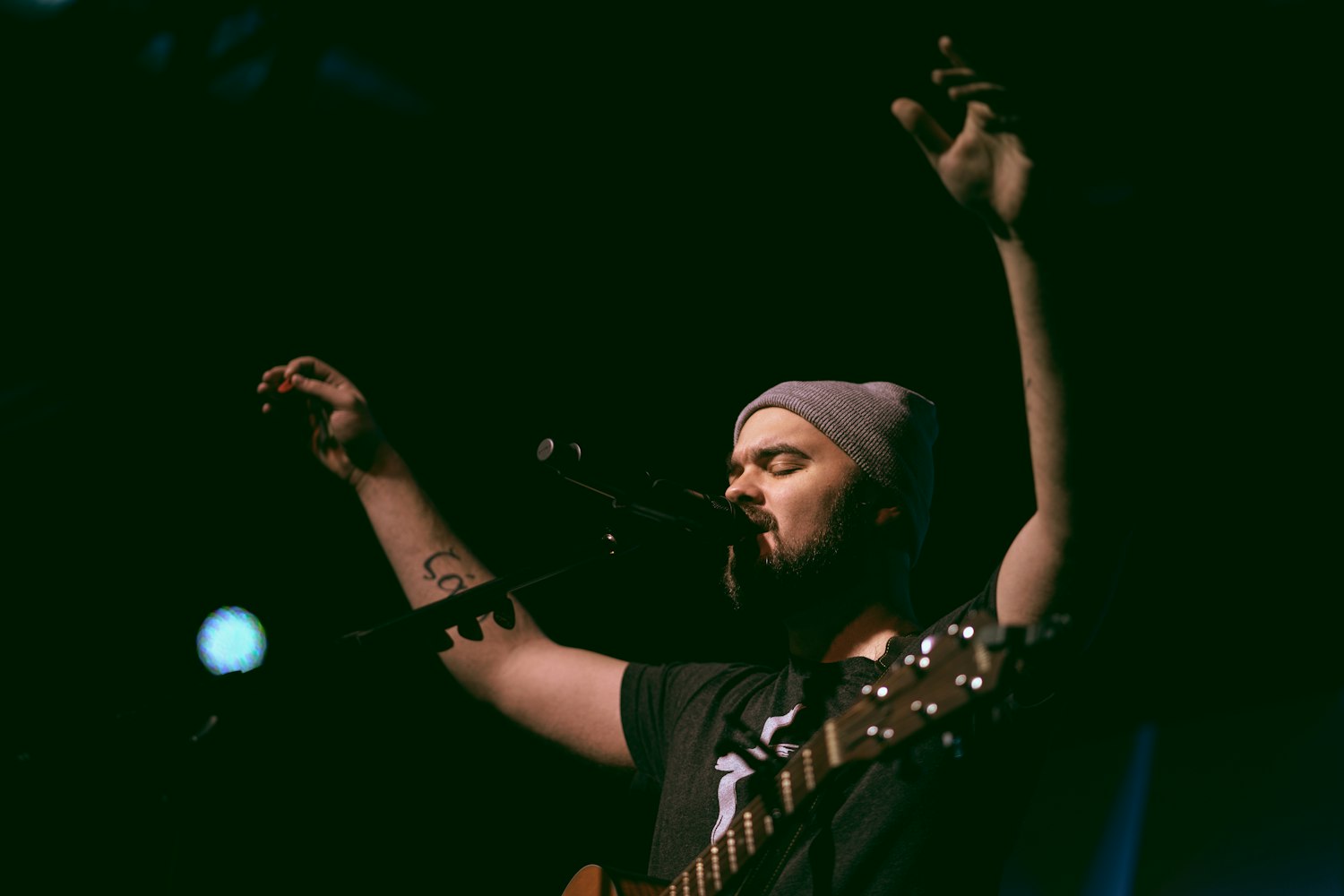 佟大为最新照片展现多样魅力,多面风采引人注目