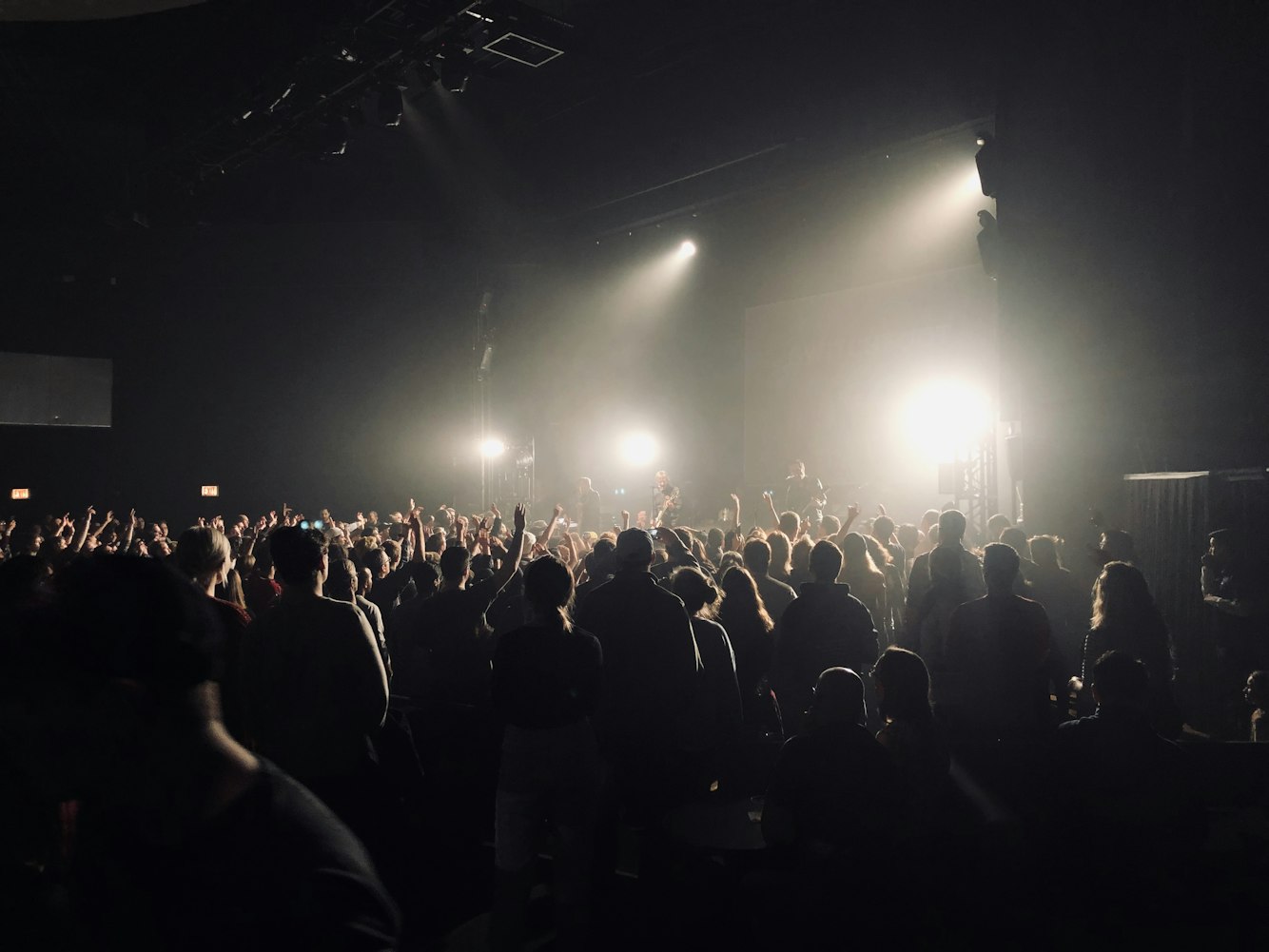 刘德华最新晚会亮相，璀璨星光与热情歌迷共燃舞台之夜