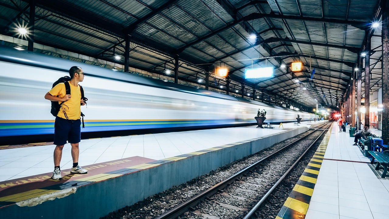 最新火车门事件图片引发深度思考